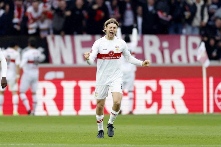 斯图加特左后卫博尔纳-索萨在对阵门兴的比赛中有着...