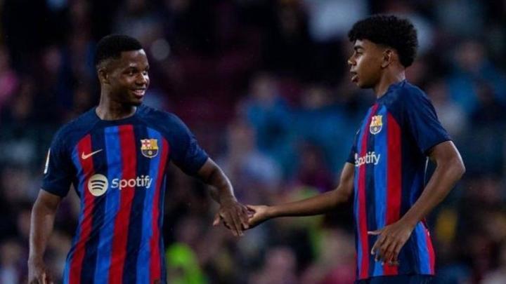 每体：法蒂赛后祝贺亚马尔首秀，当年梅西也是这么对法蒂的