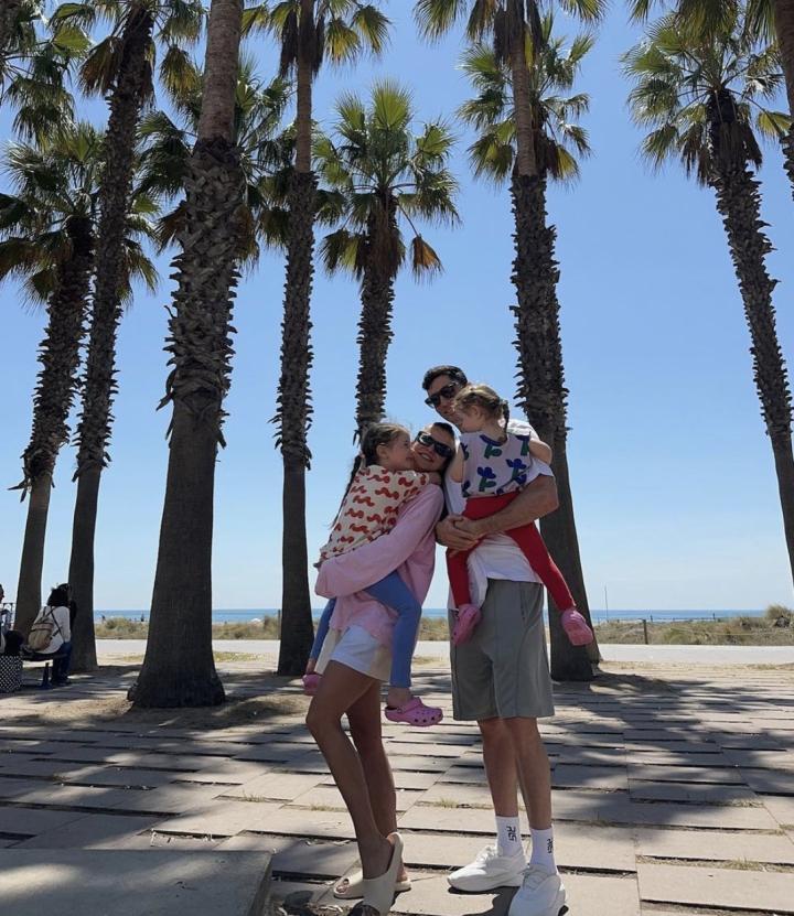 享受家庭时光，莱万晒与妻子和女儿们合照：周日愉快
