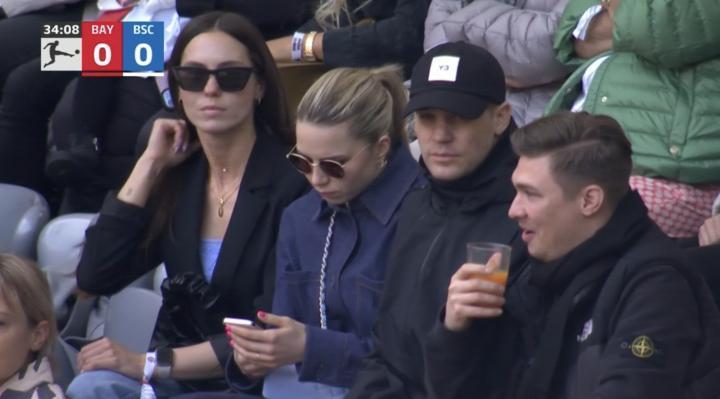 诺伊尔现身安联看台，现场观看拜仁vs柏林赫塔