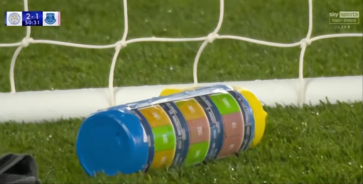 拿捏了，皮克福德认真准备，在水瓶上记下麦迪逊罚点球数据