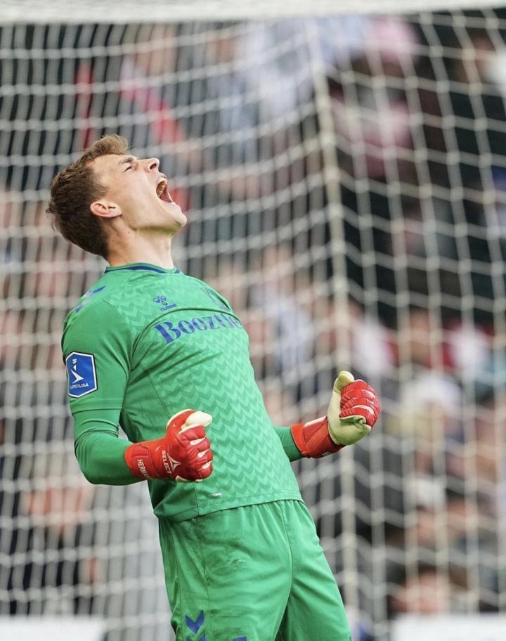 门神！22岁的丹麦门将赫尔曼森在布隆德比1:0战...