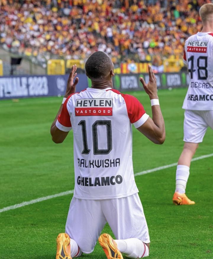 在比利时杯决赛中，21岁的比利时前锋巴利奎沙为安...