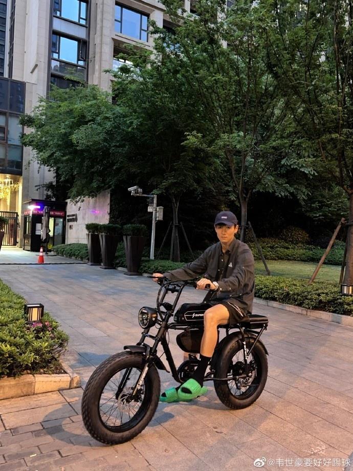 韦世豪晒个人武汉生活照：舒服的城市