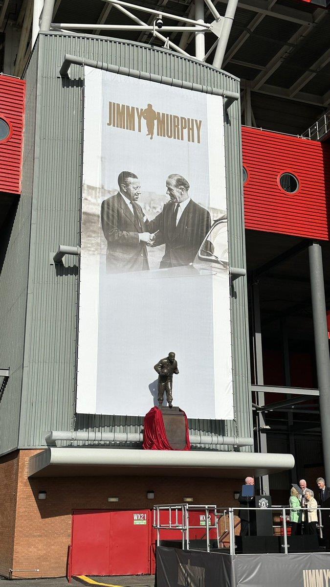 红魔精神化身曼联传奇教练吉米-墨菲的雕像在老特拉福德揭幕