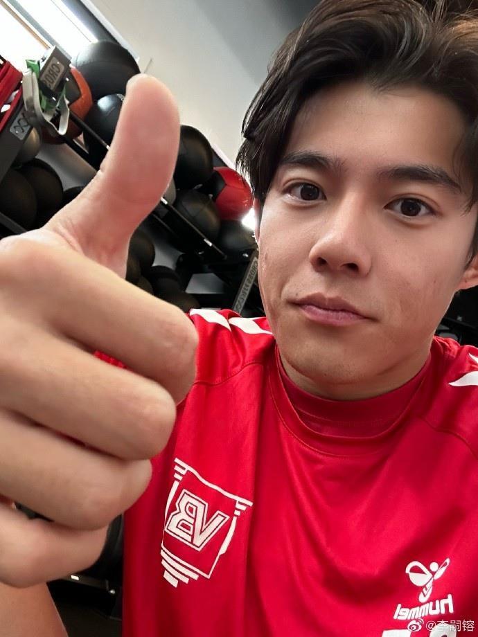 颜值担当！李明之子李嗣镕社媒庆祝20岁生日