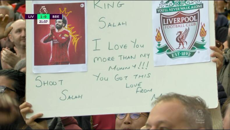 你妈妈知道吗利物浦球迷举标语：萨拉赫，我爱你胜过爱我妈妈