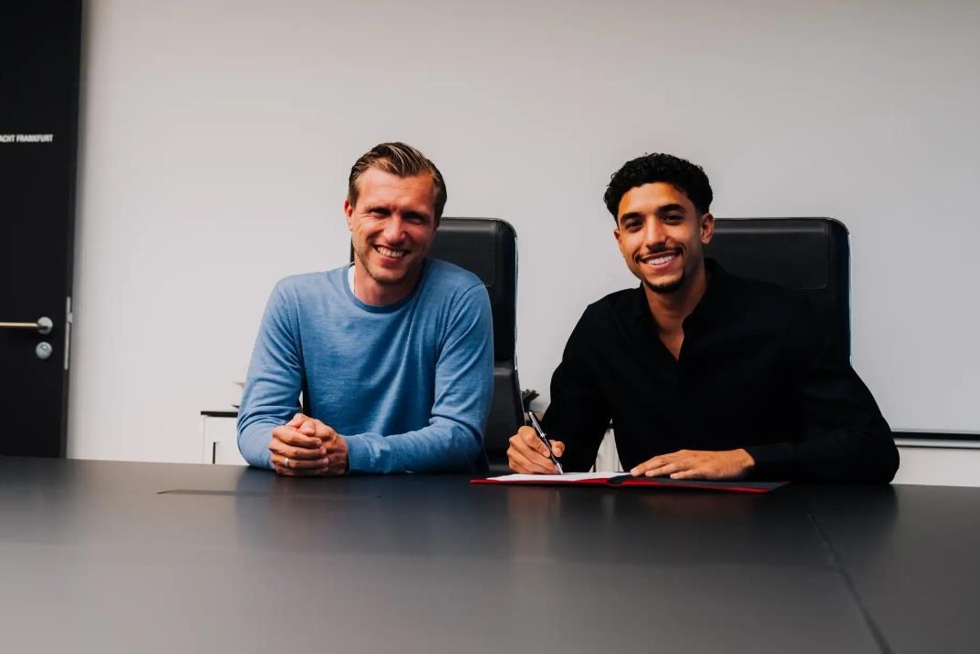 官方：法兰克福从狼堡免签24岁前锋马尔穆什