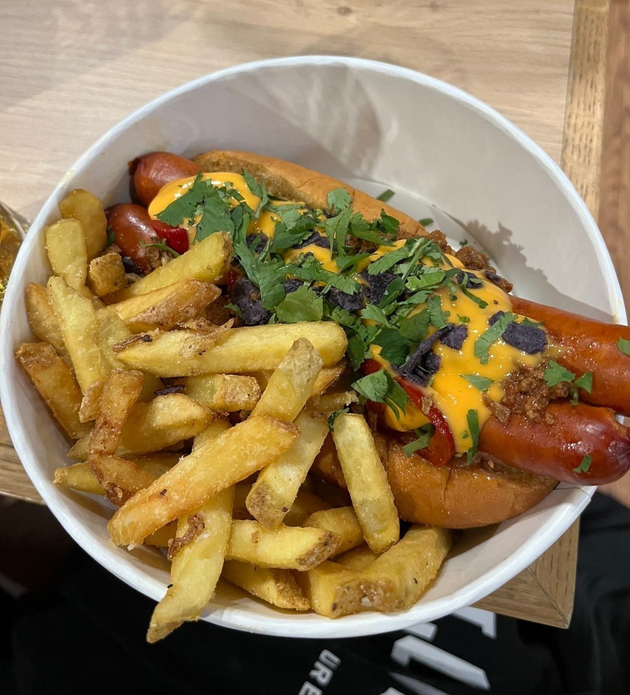 【英超美食那点事】曼城的辣奶酪配双热狗 薯条?12英镑
