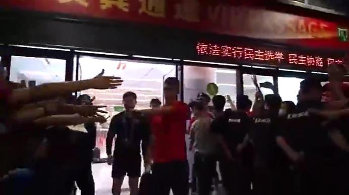 巨星的礼遇！奥斯卡受到梅州当地球迷热情欢迎