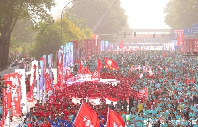 2023长春马拉松鸣枪 123人“亚泰绿茵跑团”跑出长春荣耀