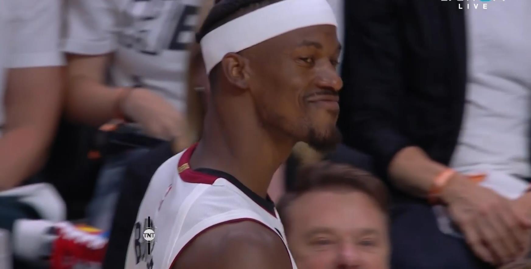 阿德巴约空中找球炸扣 巴特勒在替补席露出得意微笑