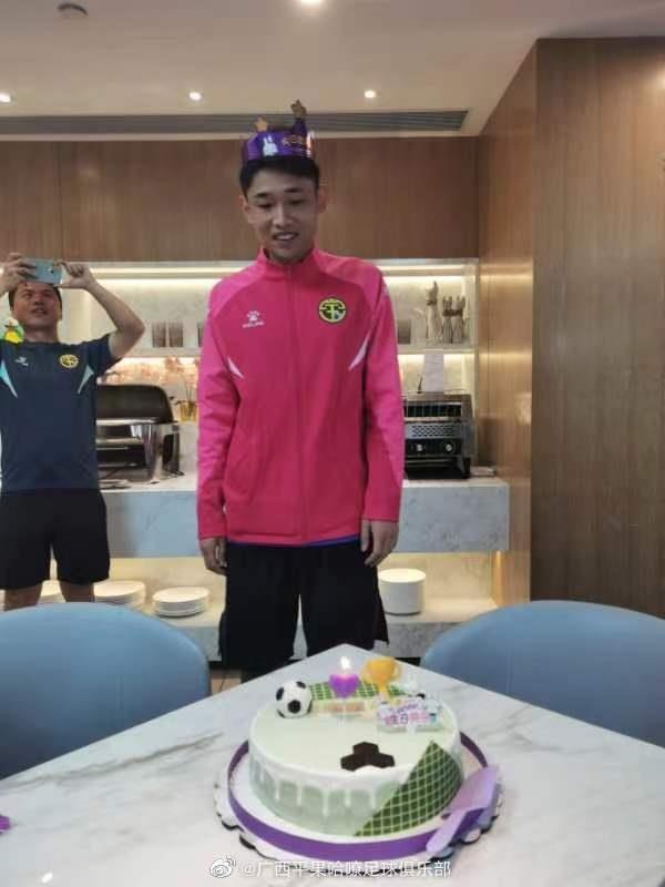 祝福我们的功勋球员黄新生日快乐，昨天的胜利作为礼物送给他