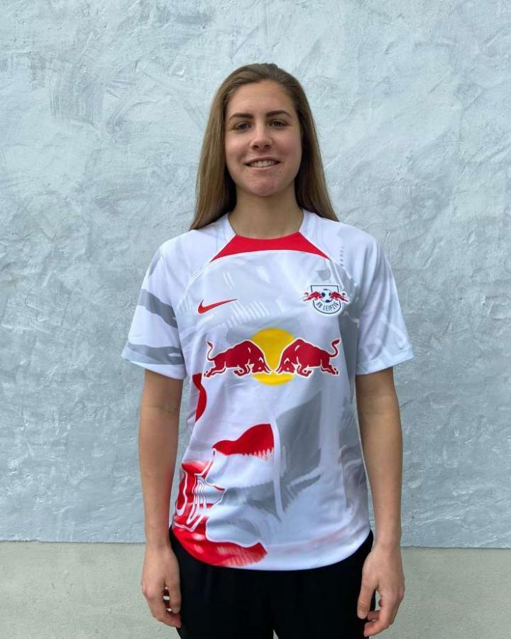 官方：莱比锡红牛女足正式签下草蜢女足前锋维纳罗伊