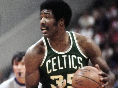 希拉斯成历史第3位篮板过万球员