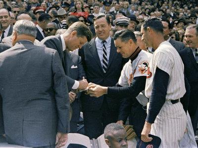 肯尼迪总统为RFK体育场开球