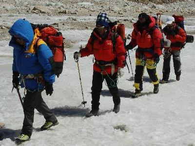 中国西藏登山队登上世界第6高峰