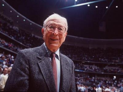 传奇篮球教练约翰·伍登逝世