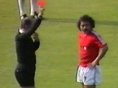 卡士泽利得到世界杯第一张红牌