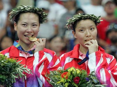 雅典奥运会杨维/张洁雯羽毛球女双夺冠
