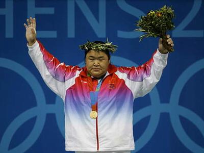 唐功红夺雅典奥运女子举重金牌