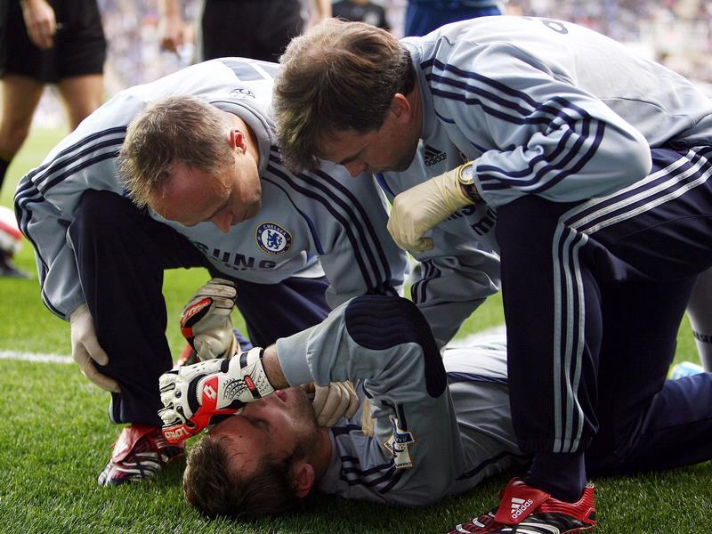 切赫头部重伤 特里镇守蓝军大门