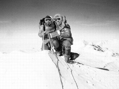 中国登山队员成功登上南极最高峰