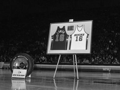 密尔沃基雄鹿退役鲍勃-兰尼尔16号球衣