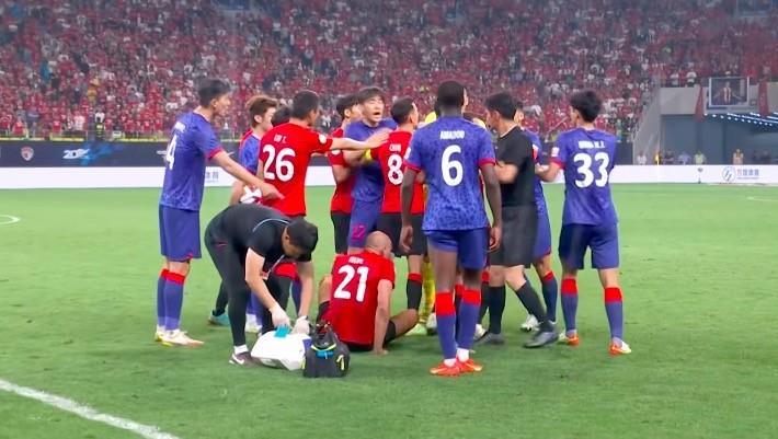 澎湃新闻：不管裁判怎么吹，申花队要学会控制情绪