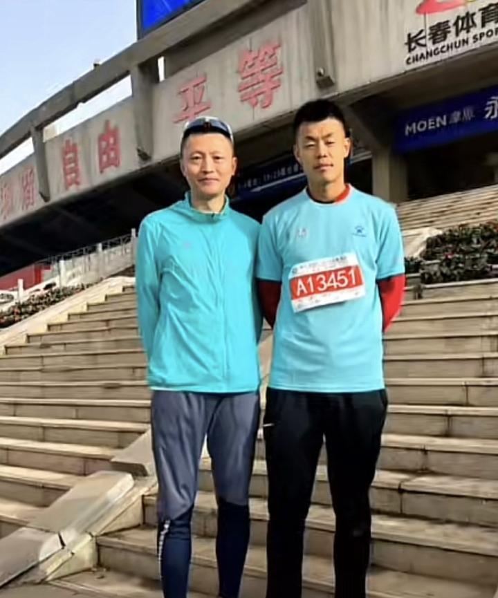 记者：谭龙并非赛前跑了全马，而是作为嘉宾跑了一小段