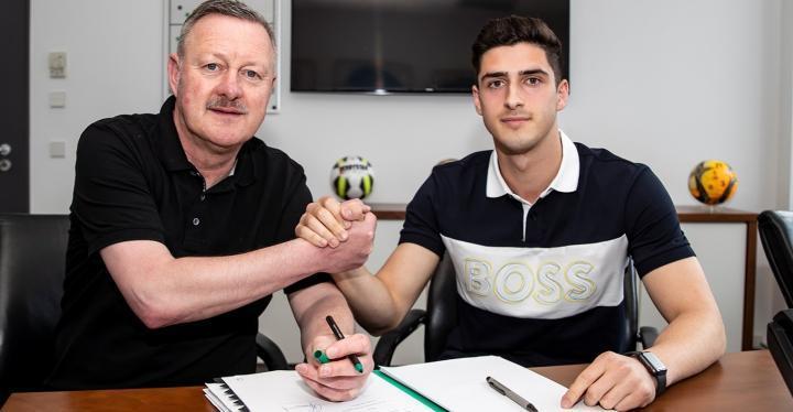 反向挖掘，门兴官方：签下拜仁二队19岁前锋马梅多瓦