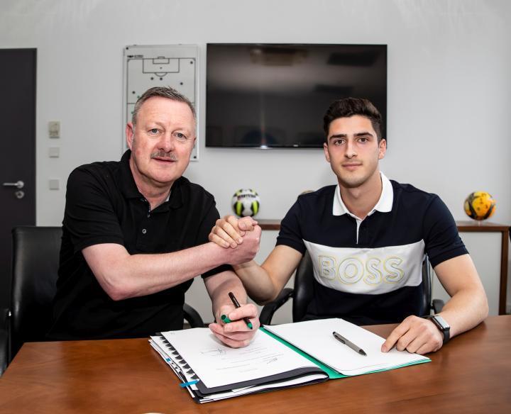 官方：门兴签下拜仁二队前锋马梅多瓦，双方签约至2