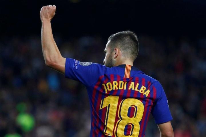 记者：阿尔巴自己决定离开巴萨，他想周日在诺坎普向球迷告别