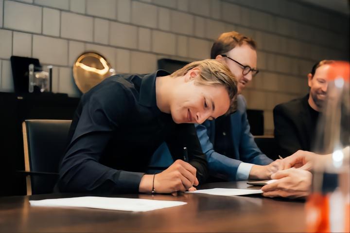 布鲁日与年轻球员弗尔芒续约至2026年