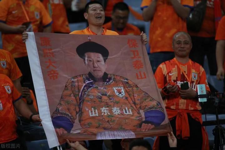 山东球迷制作的关于崔康熙的海报绿帽狗头