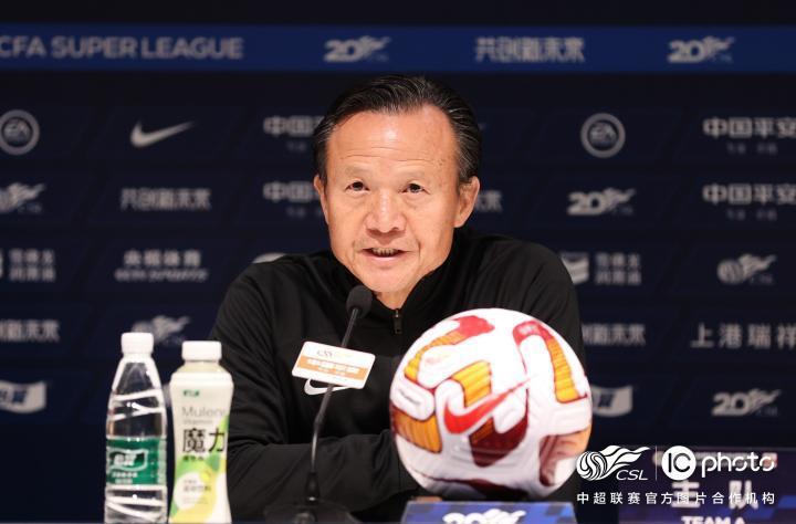 #上海海港3比2河南队#赛后新闻发布会， 领队奚
