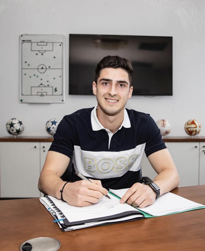 官宣：19岁的亚美尼亚天才小将马梅多瓦从拜仁慕尼