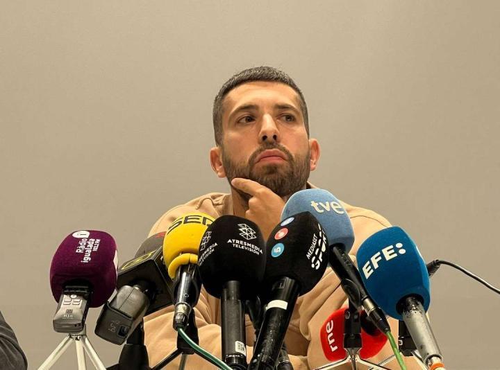 阿尔巴：我的决定？这是一个深思熟虑的决定，我想留