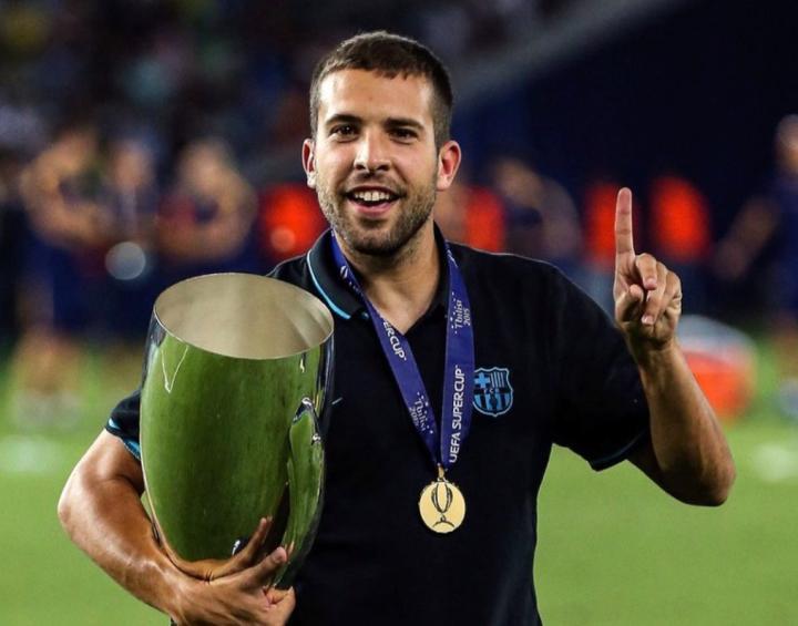 罗马诺：与家人讨论后阿尔巴决定离开巴萨，但他不会选择退役