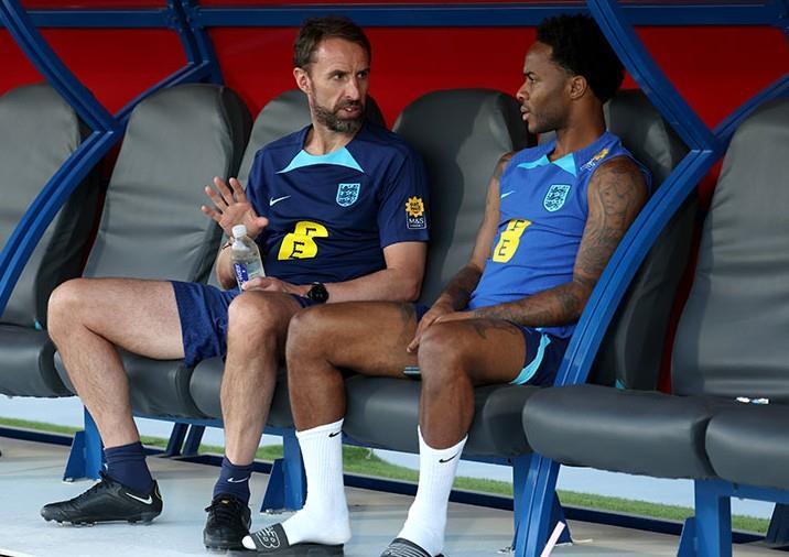 索斯盖特：斯特林身体状态不佳所以落选，俱乐部表现很重要