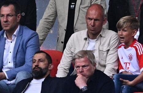 担任拜仁高层？德媒：罗本的名字在拜仁经常被提到