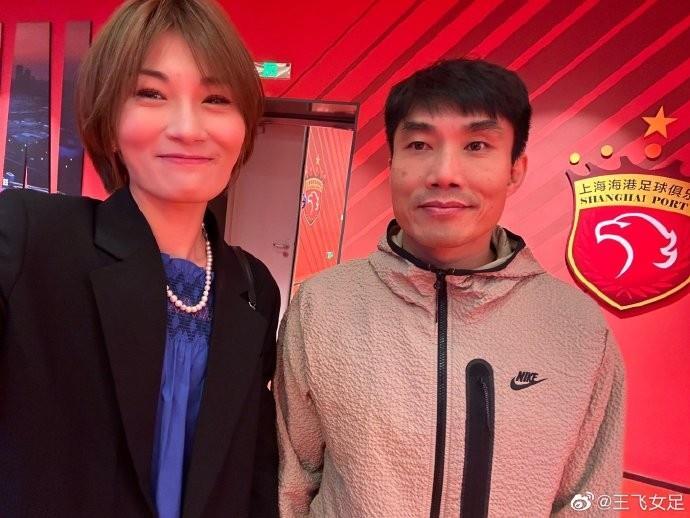 王飞现场观战上海海港，与郑智、王燊超等人合影