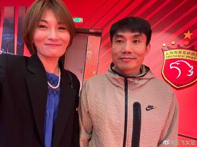 新发型？前女足国门王飞观战海港，和郑智、邵佳一、王燊超合影