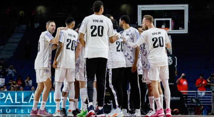 皇马篮球队声援维尼修斯，赛前集体身穿20号球衣