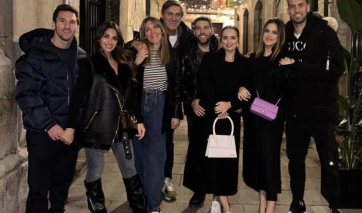 世体：巴萨三大队长去巴黎和梅西聚餐，梅西说没收到巴萨报价