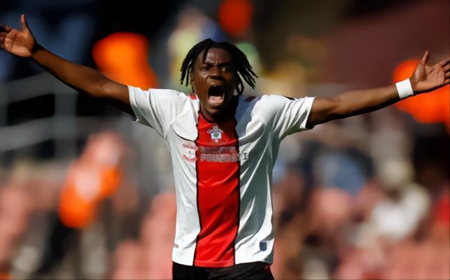 FLW : 西汉姆加入对南安普顿中场拉维亚的争夺战