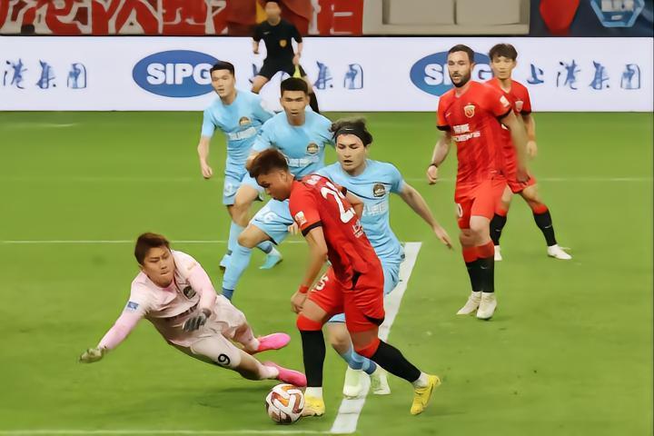 四连胜，5分领跑积分榜，中超领头羊赢球主帅却仍有下课危机