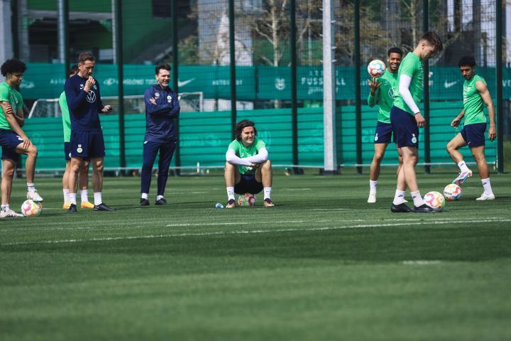 “说了多少次了，不要坐球！”绿帽狗头