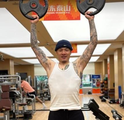 锻炼身体！王大雷分享举铁照，面带笑容