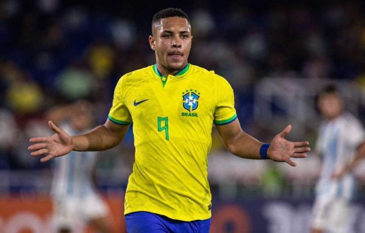 记者：维托罗克的签约还很遥远。巴萨承认他是一个目